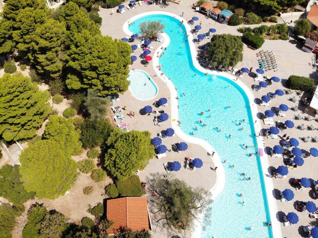 Bazén v ubytování Club Esse Palmasera nebo v jeho okolí