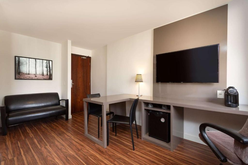 Wyndham Sao Paulo Paulista - 1张大床的商务室，不吸烟