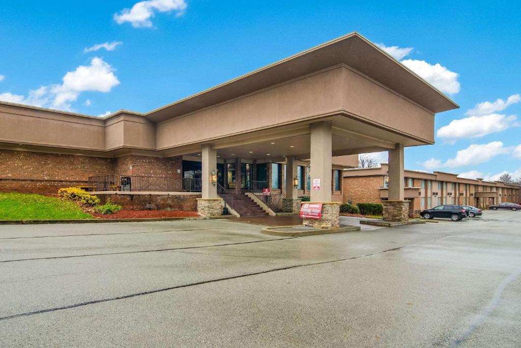 a building with a parking lot in front of it at Comfort Inn & Suites in Montrose Hill