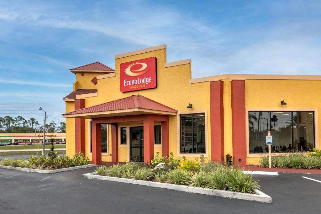 a building with a sign on the front of it at Econo Lodge Inn & Suites Maingate Central in Kissimmee