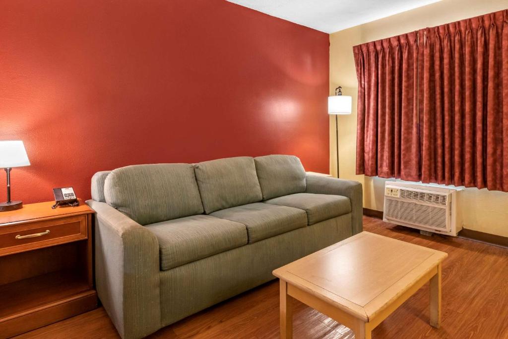 a living room with a couch and a table at Econo Lodge Inn & Suites Maingate Central in Kissimmee