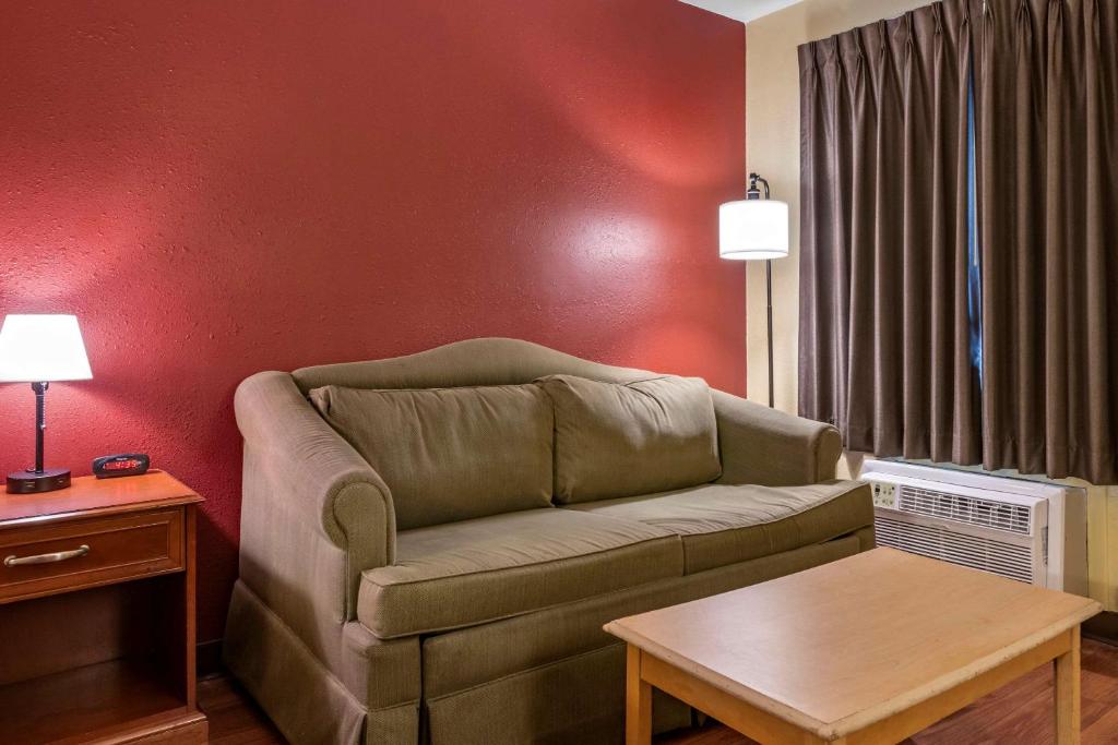 a living room with a couch and a table at Econo Lodge Inn & Suites Maingate Central in Kissimmee