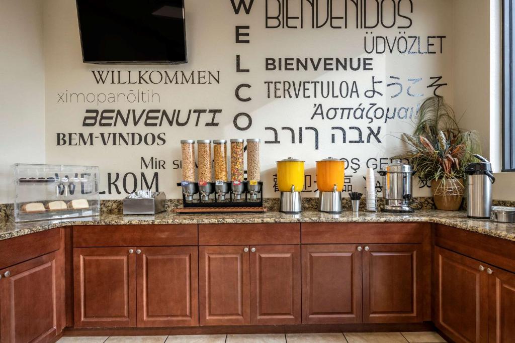 a kitchen with a wall with words on it at Econo Lodge Inn & Suites Maingate Central in Kissimmee