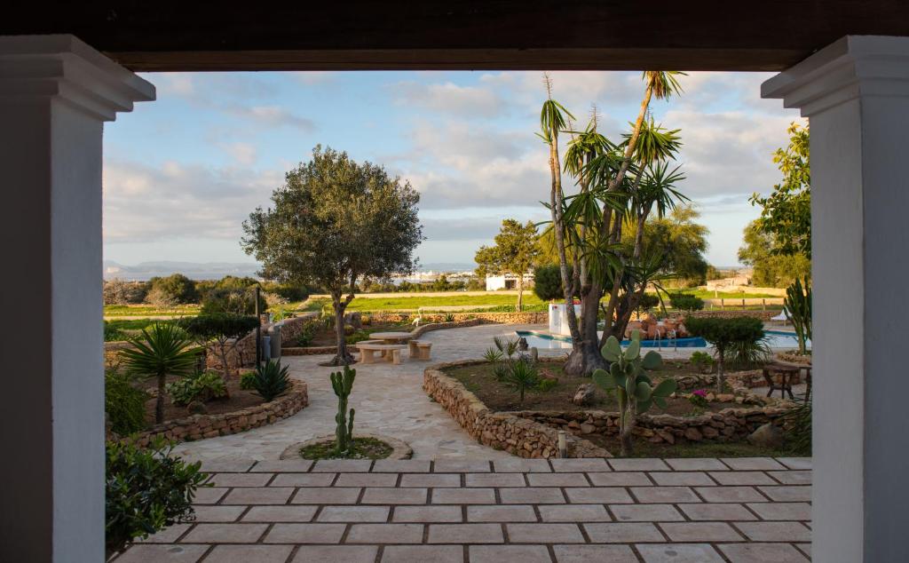 A garden outside Apartamentos Vista Vedrá