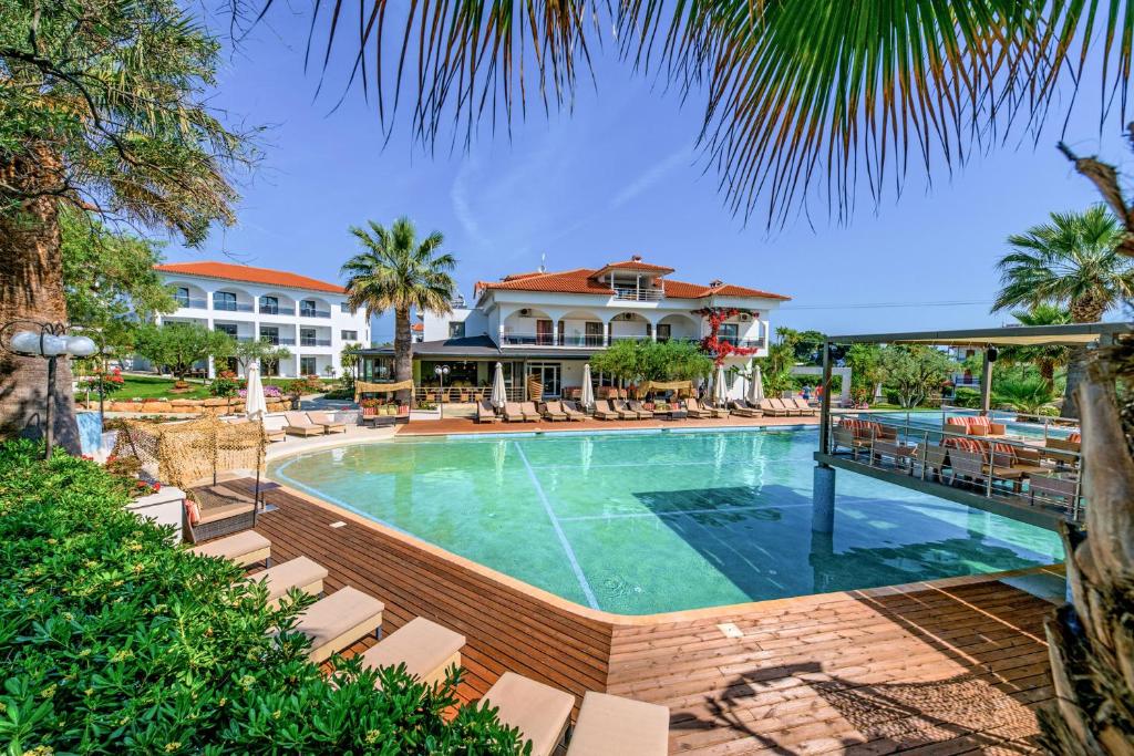 uma imagem de uma piscina num resort em Flegra Palace em Pefkohori