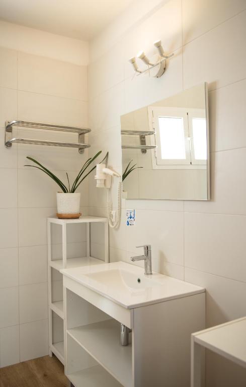A bathroom at Apartamentos Vista Vedrá