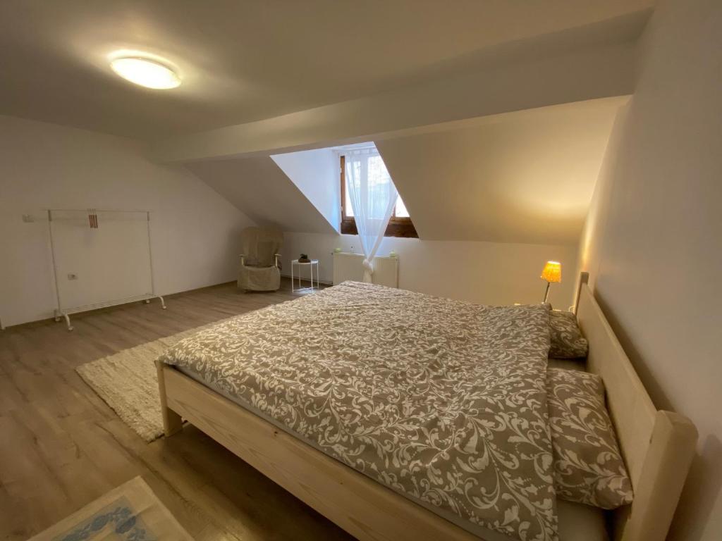 Un pat sau paturi într-o cameră la Rebreanu Suite