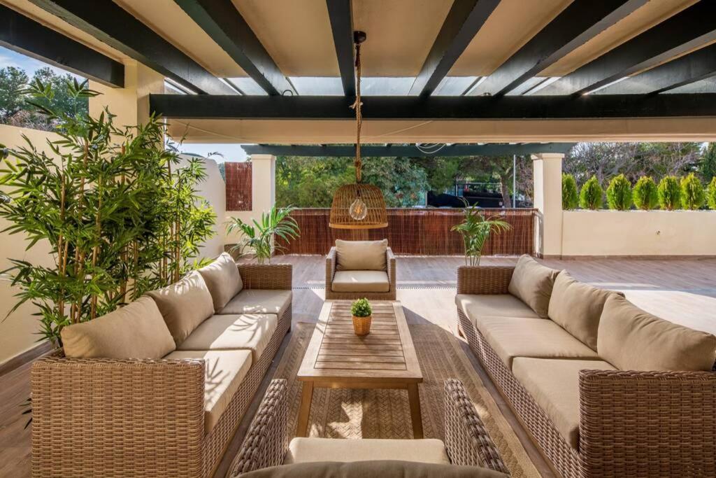 un patio con sofá y mesa en STUNNING APARTMENT NEXT TO PUERTO BANUS, en Marbella