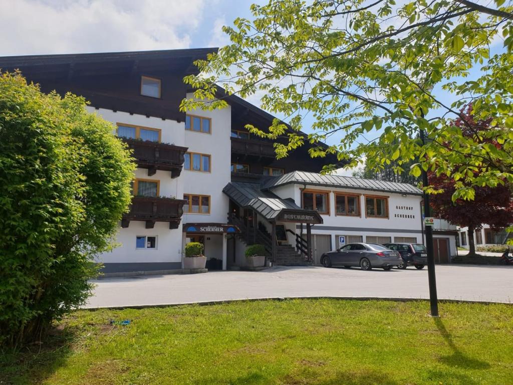 um edifício com um carro estacionado em frente em Gasthof Hotel Schermer em Bad Häring
