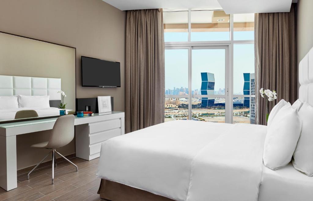 TV a/nebo společenská místnost v ubytování Staybridge Suites - Doha Lusail by IHG