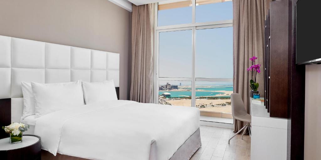 Postel nebo postele na pokoji v ubytování Staybridge Suites - Doha Lusail by IHG