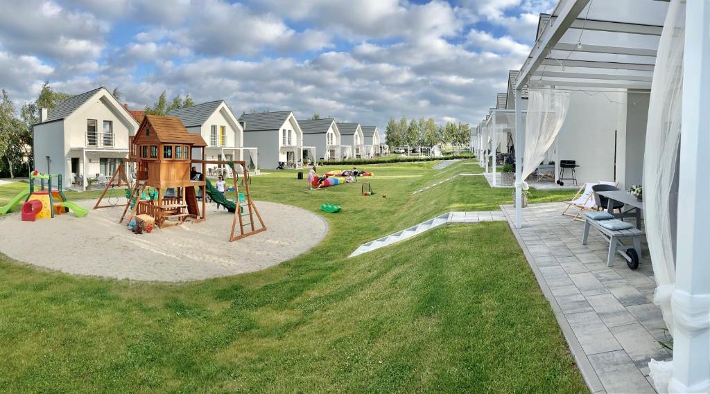 eine Luftansicht auf einen Park mit Spielplatz in der Unterkunft Zatoka Mew in Władysławowo