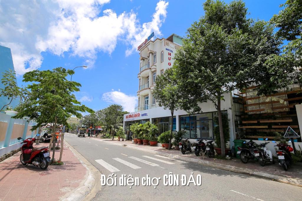 una strada con moto parcheggiate sul lato della strada di Hotel Hương Đào a Con Dao