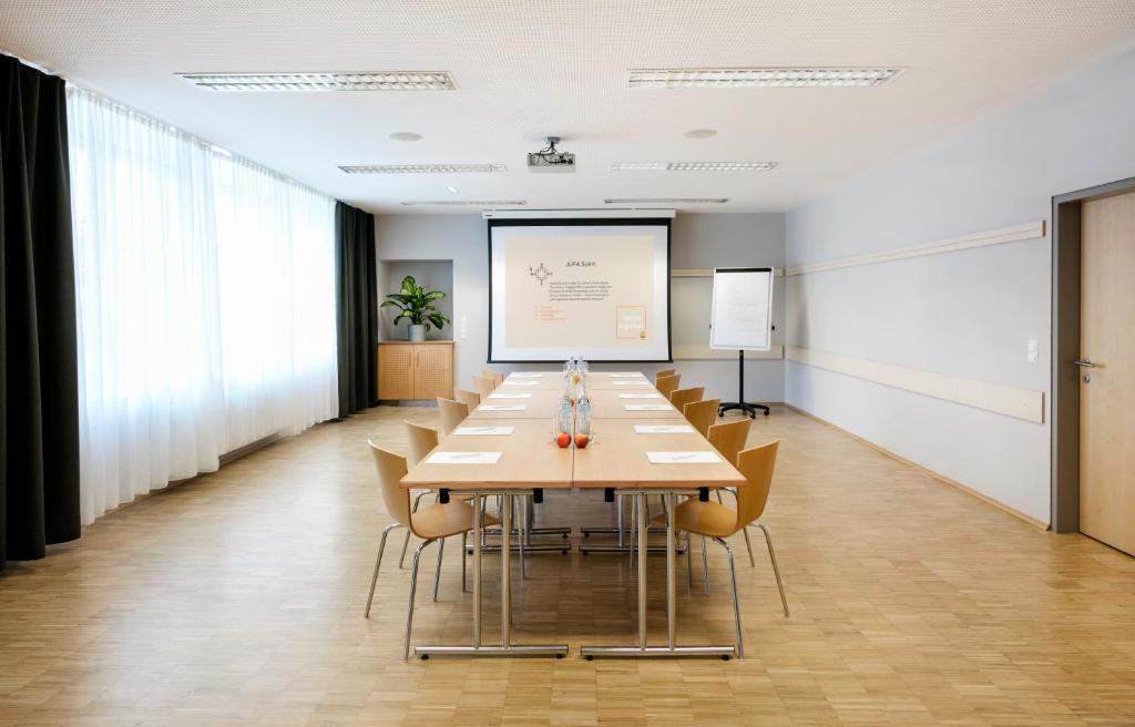 TV a/nebo společenská místnost v ubytování JUFA Hotel Waldviertel