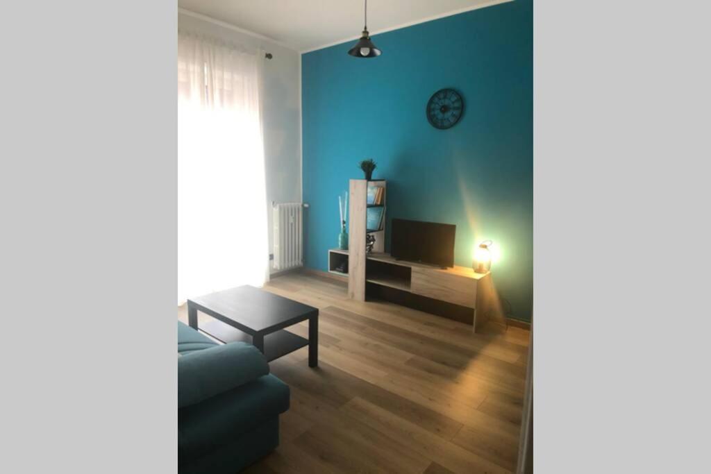 - un salon avec un canapé et une table dans l'établissement La Maison Bleue Sul Naviglio, à Corsico