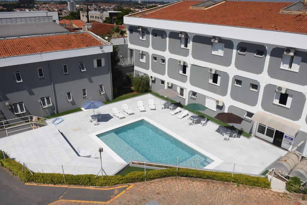 una vista aérea de un edificio con piscina en Hotel Iporã en Itapetininga