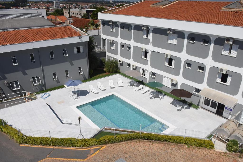 an overhead view of a building with a swimming pool at Hotel Iporã in Itapetininga