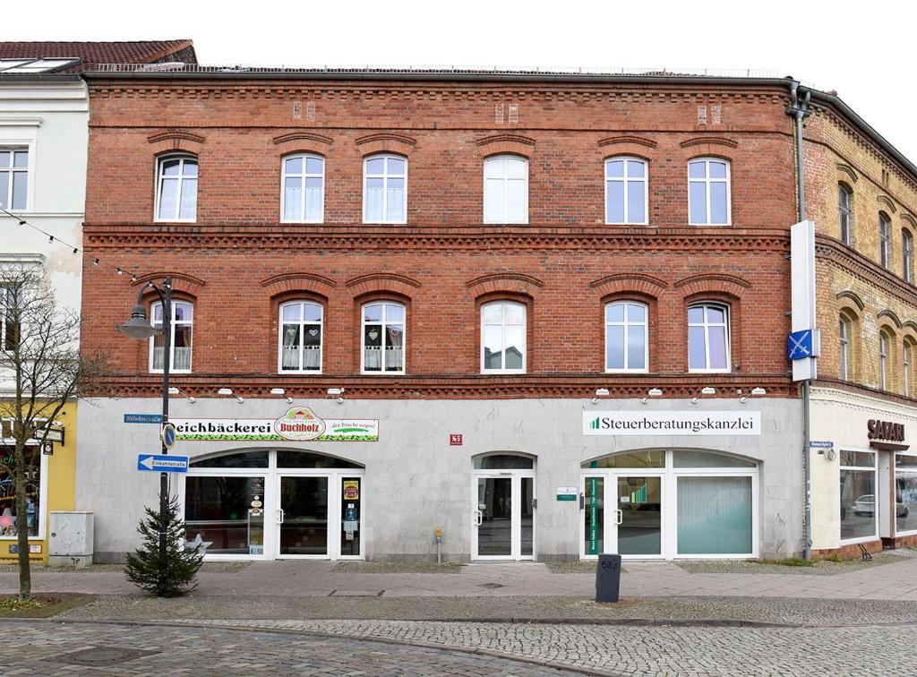 un grande edificio in mattoni su una strada cittadina di Apartment in Wittenberge a Wittenberge