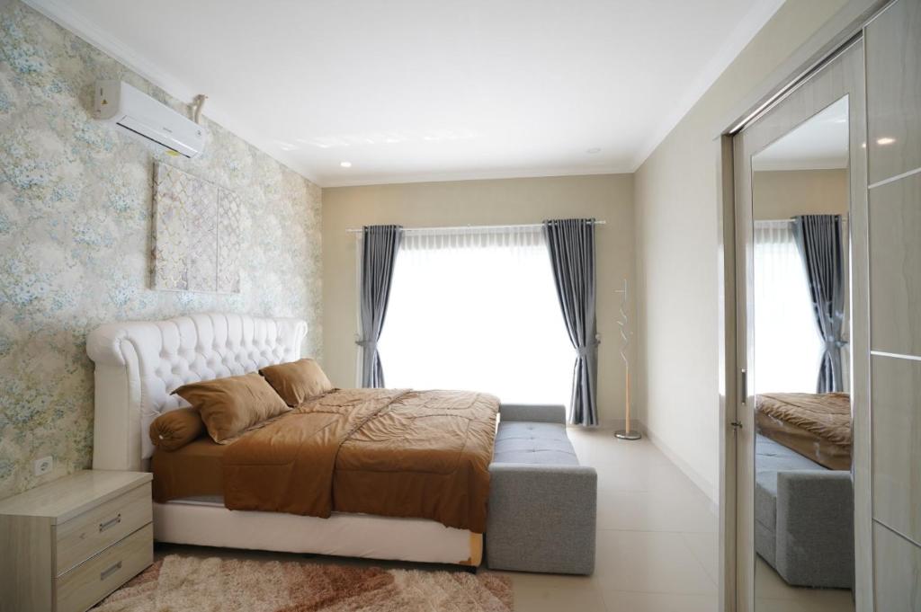 Postel nebo postele na pokoji v ubytování Al Andalus Resort Puncak