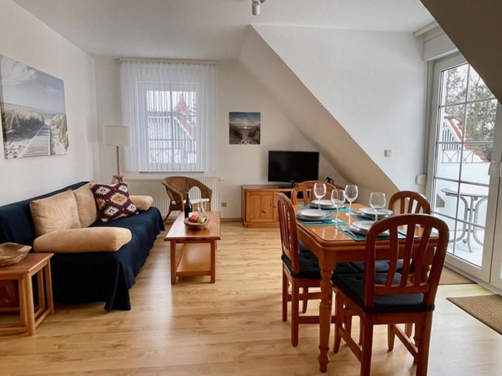 sala de estar con mesa y sofá en Birkenstr_ 6 Wohnung 6, en Zingst