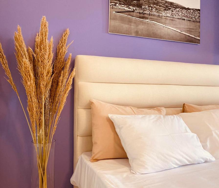 A bed or beds in a room at Colourful apartments (Violet sky)