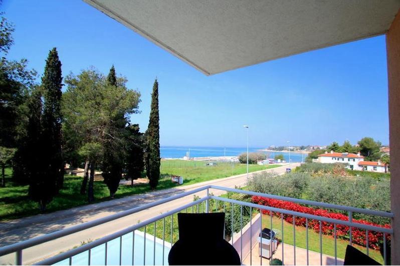 balkon z widokiem na drogę i drzewa w obiekcie 4 Star apartments with sea view in Zambratija w mieście Zambratija
