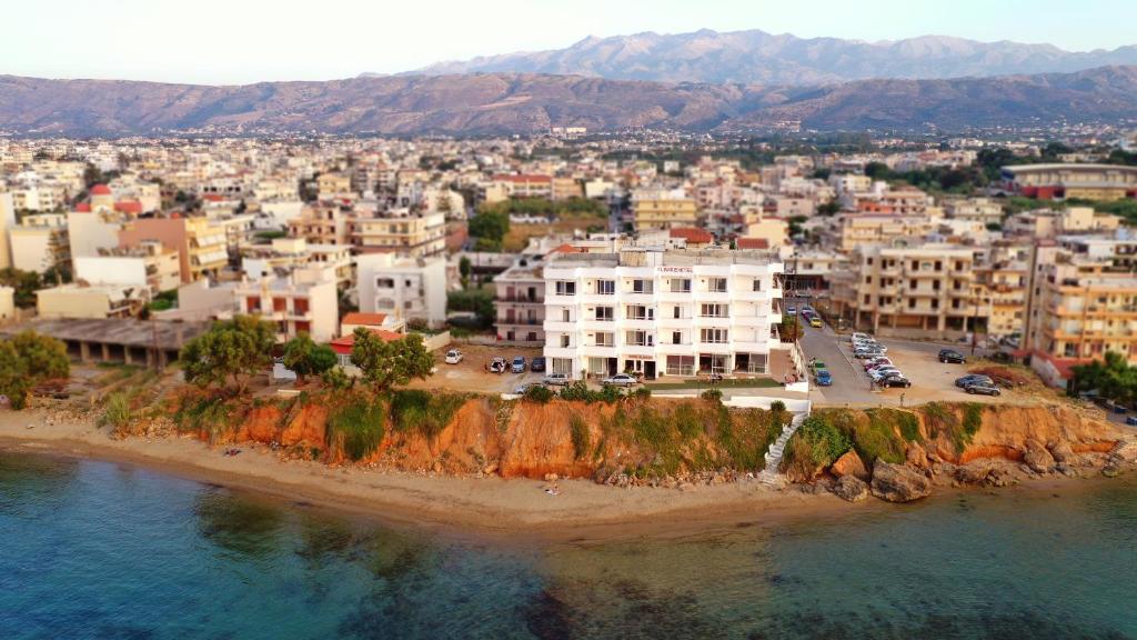 vistas a una ciudad con playa y edificios en Klinakis Beach Hotel en La Canea