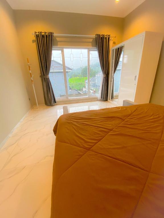 Postel nebo postele na pokoji v ubytování Al Andalus Resort Puncak