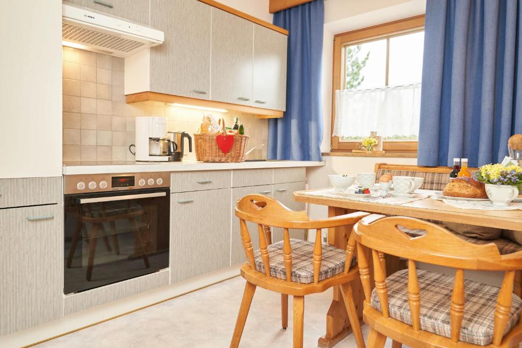 A kitchen or kitchenette at Ferienhaus Kirchplatzl