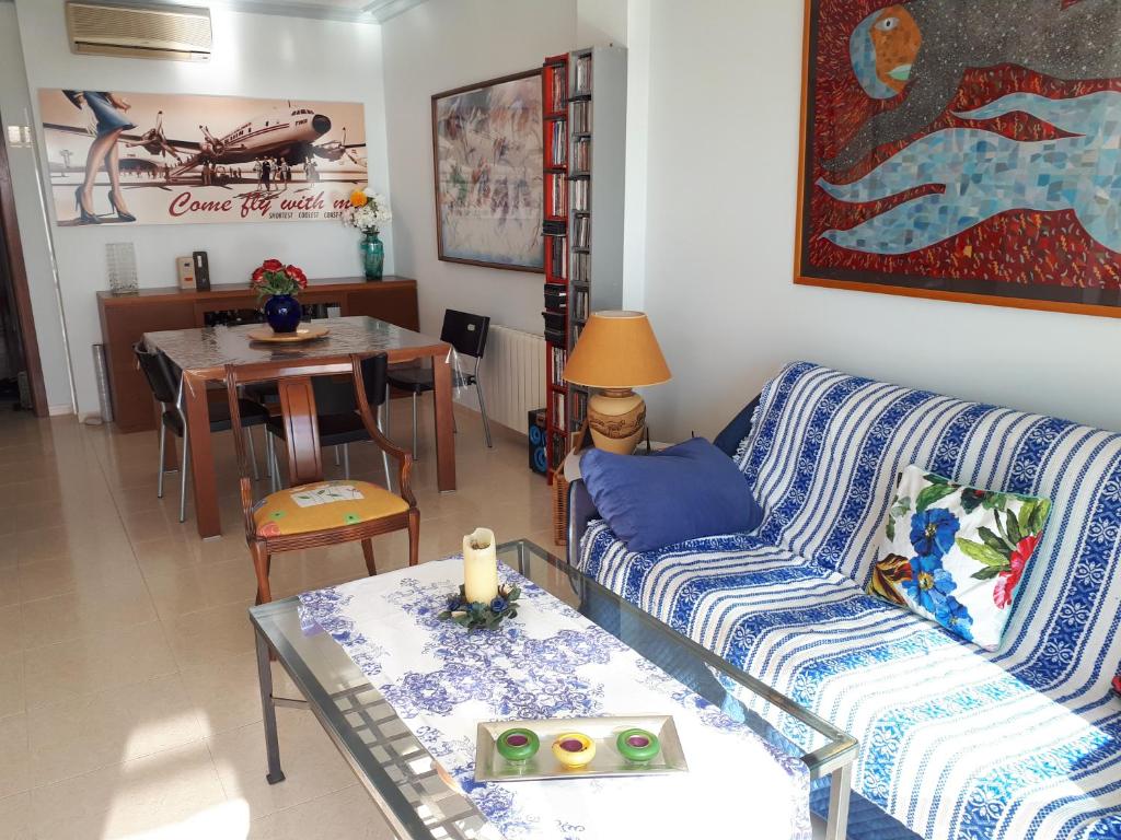 una sala de estar con un sofá y una mesa en Casa Ana -Cubelles, en Cubelles
