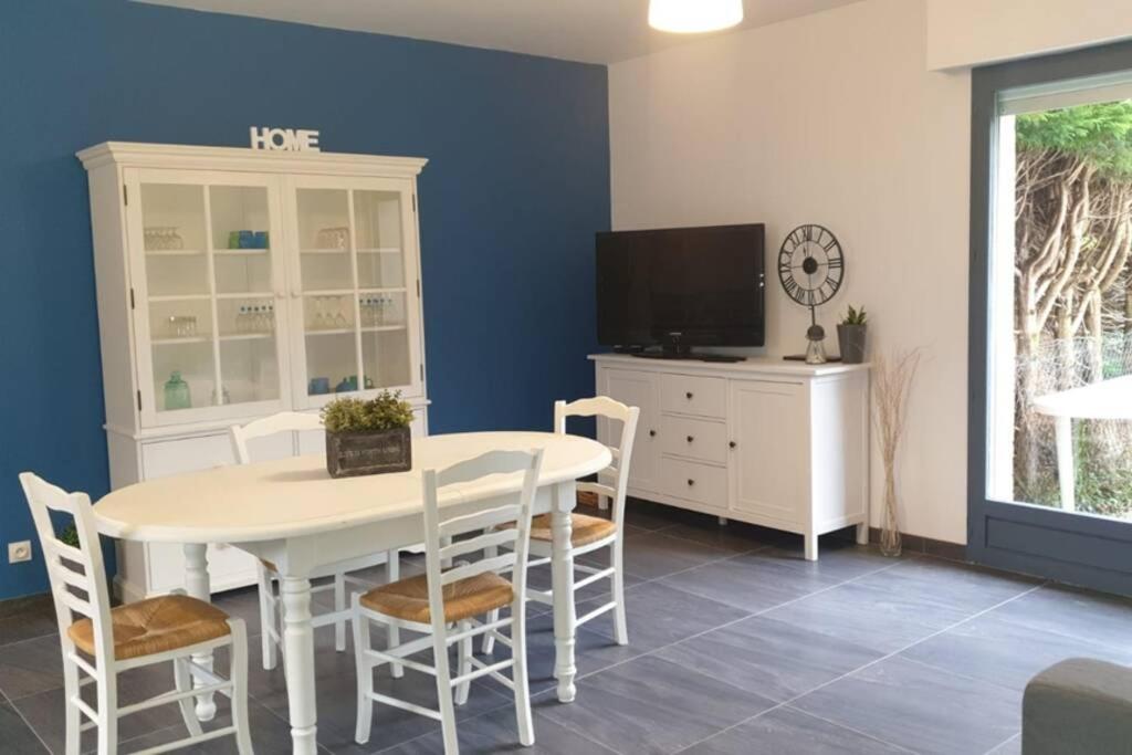 TV a/nebo společenská místnost v ubytování Maison de plain pied avec jardin