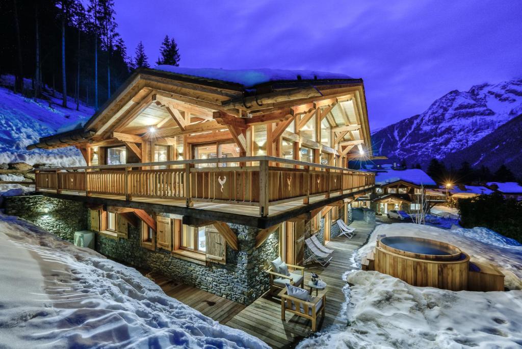 a log home in the snow at night at Le Hameau des Nants in Chamonix-Mont-Blanc