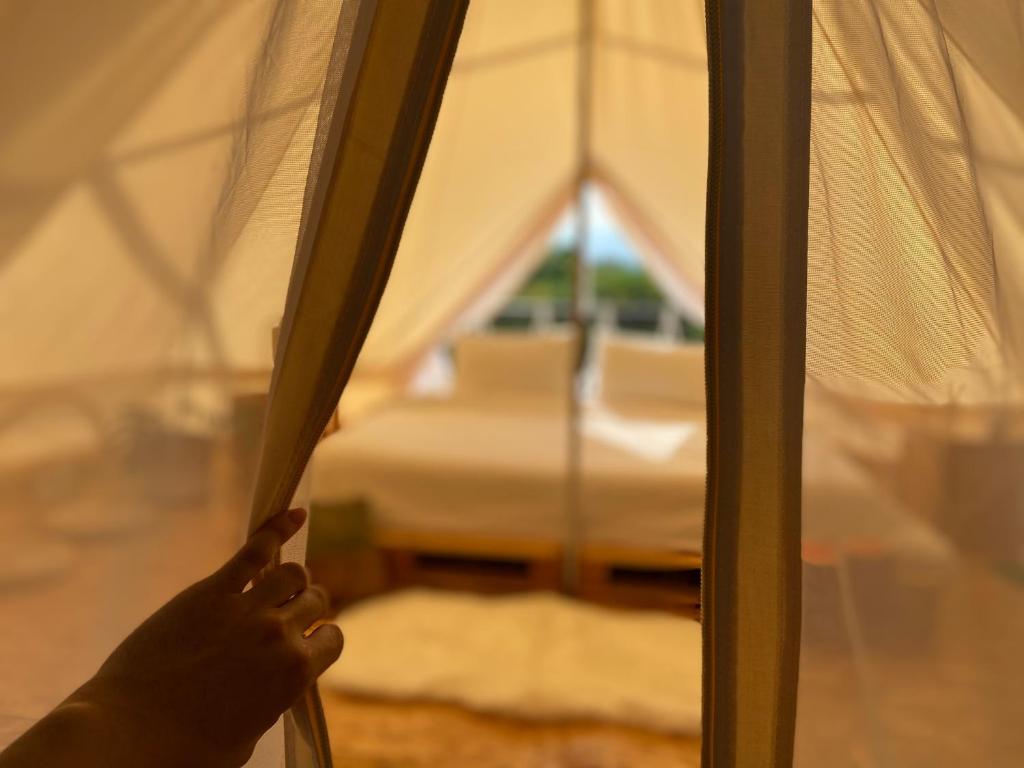 Postel nebo postele na pokoji v ubytování Tanoshi Glamping In Khao Sok
