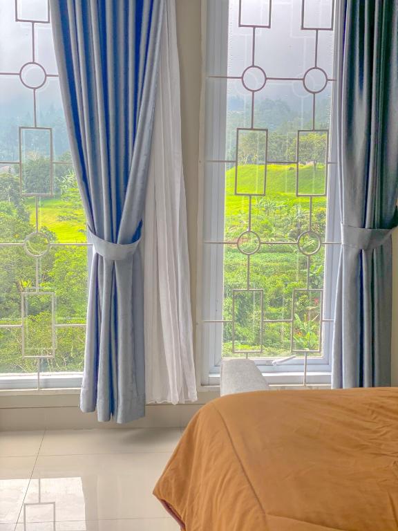 Postel nebo postele na pokoji v ubytování Al Andalus Resort Puncak