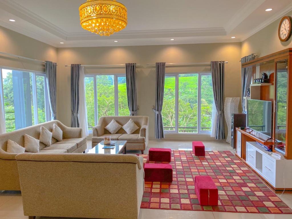 TV a/nebo společenská místnost v ubytování Al Andalus Resort Puncak