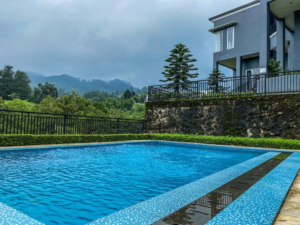 Bazén v ubytování Al Andalus Resort Puncak nebo v jeho okolí