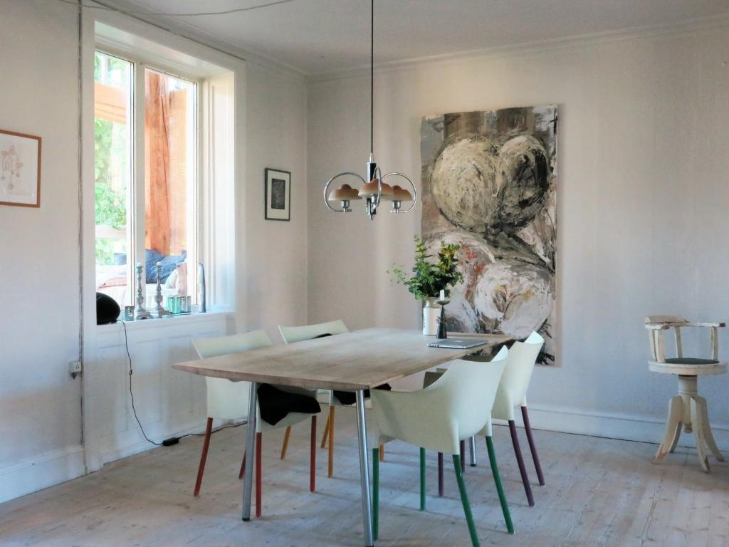 comedor con mesa de madera y sillas en ApartmentInCopenhagen Apartment 113 en Copenhague