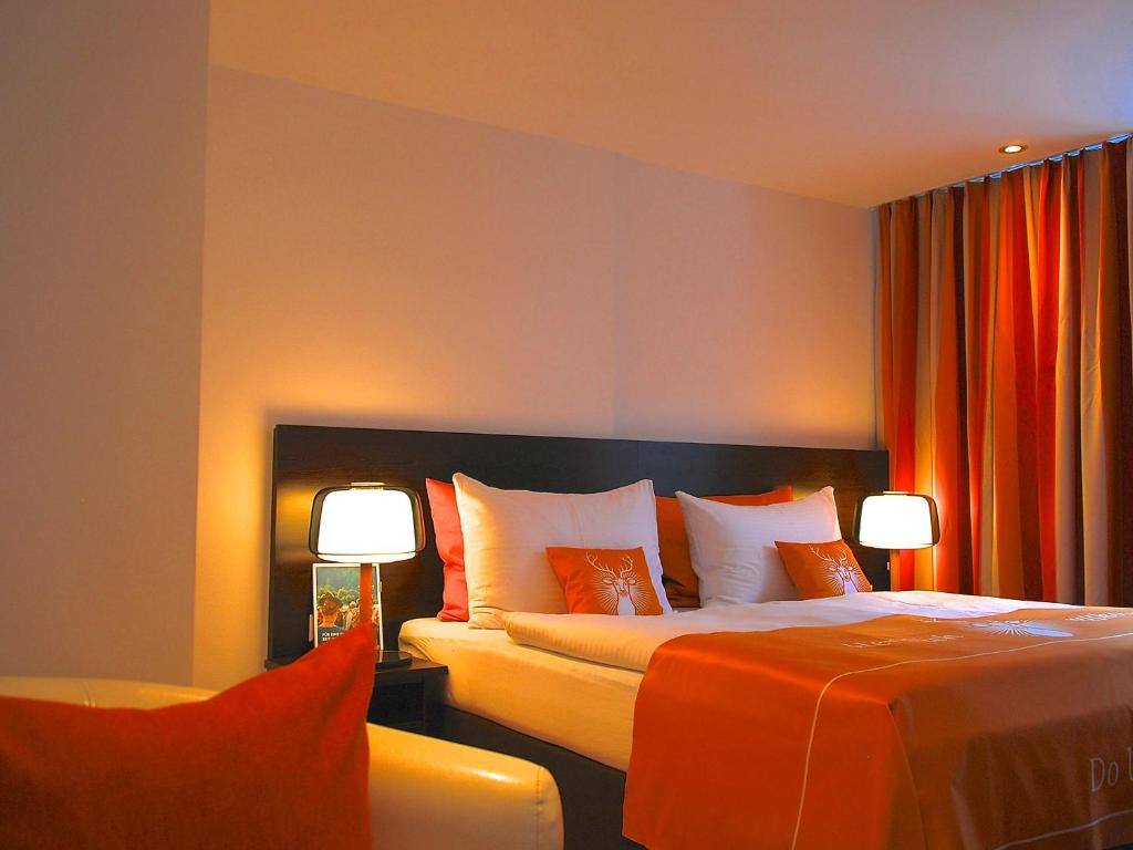 Postel nebo postele na pokoji v ubytování Hotel Hubertus Schliersee