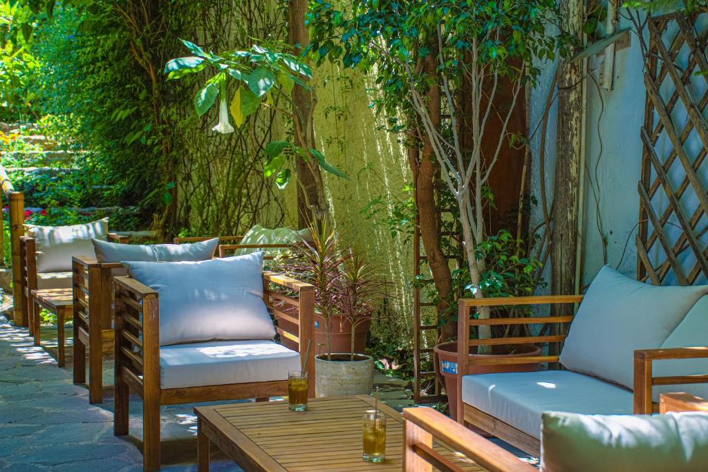 eine Reihe von Stühlen und Tischen auf einer Terrasse in der Unterkunft Refugio Ecológico Arequipa in Arequipa