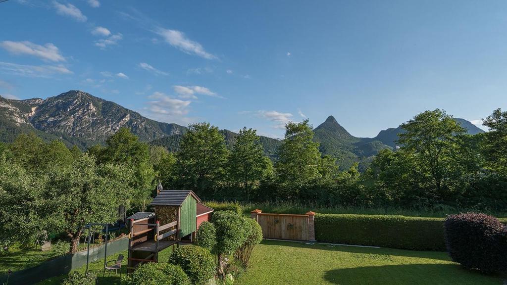 a garden with a fence and mountains in the background at Ferienwohnungen Bergsonne und Gipfelsonne in Bad Reichenhall