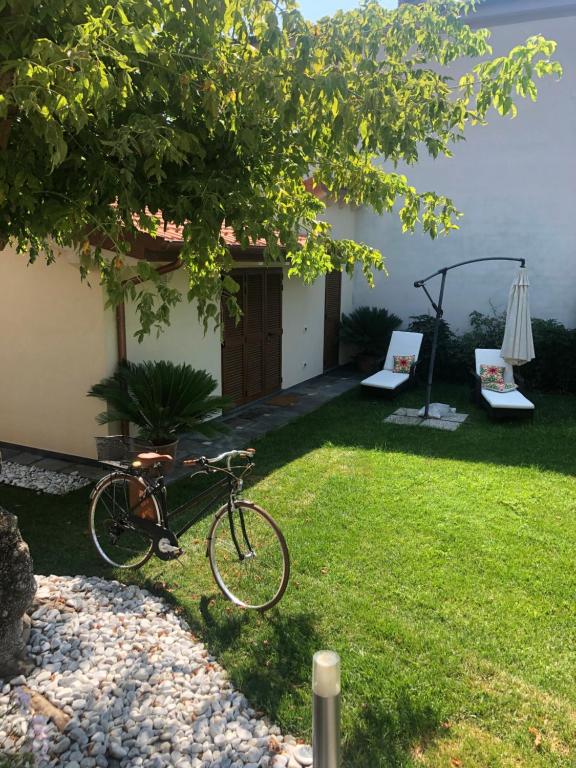 een fiets geparkeerd in de tuin van een huis bij BILOCALE FORTE DEI MARMI in Forte dei Marmi