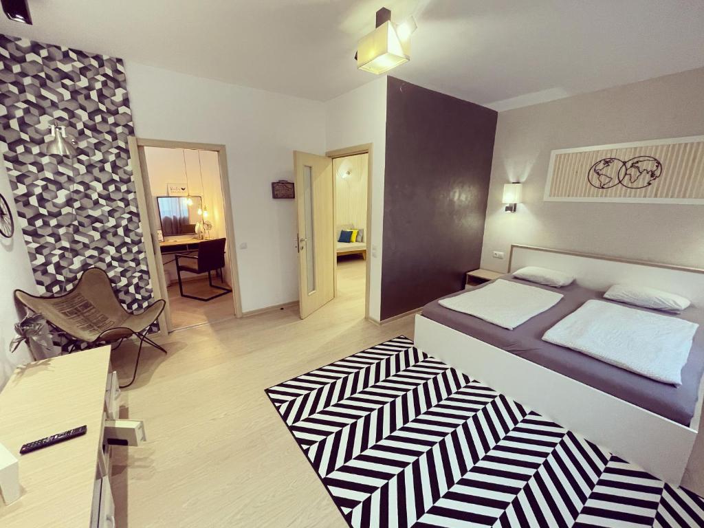 Harteneck Apartments في سيبيو: غرفة نوم بسرير وسجادة بيضاء وسوداء