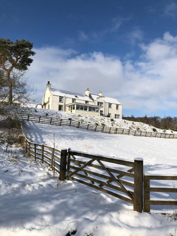 dom na szczycie wzgórza w śniegu w obiekcie Billerwell B&B w mieście Hawick