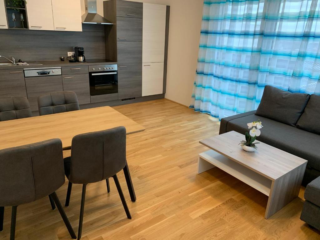 維也納的住宿－Modern airconditioned city apartment close to VIC，客厅配有沙发和桌子