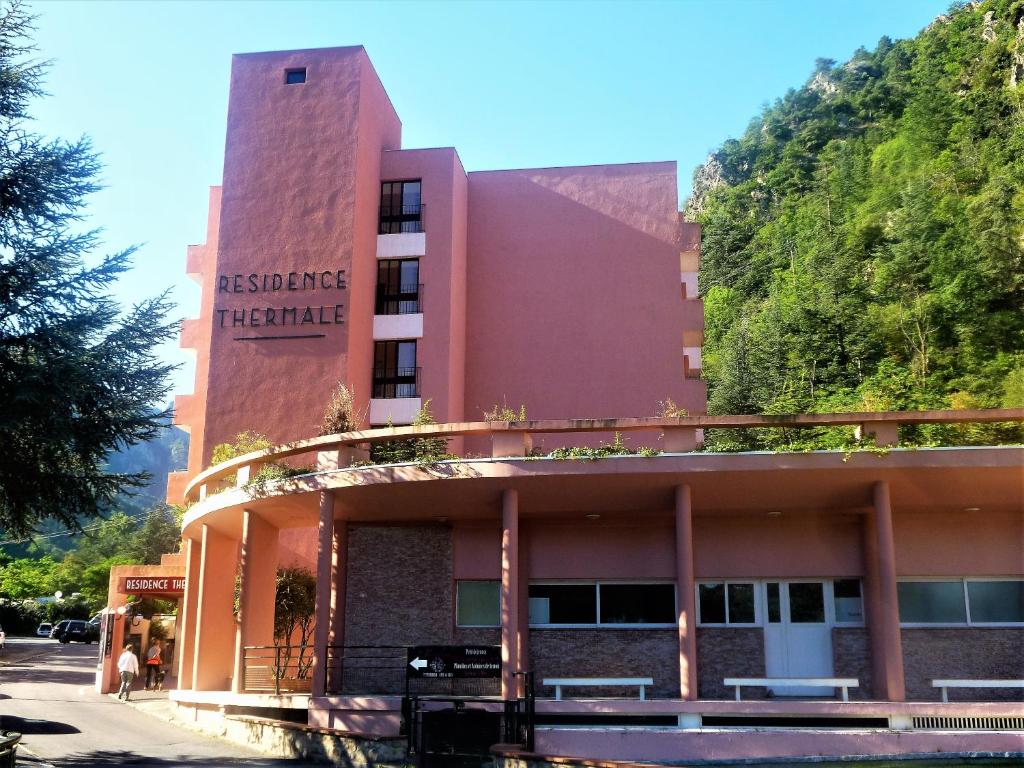 un edificio con un cartel en el costado en Résidence thermale de Vernet-les-Bains, en Vernet-les-Bains