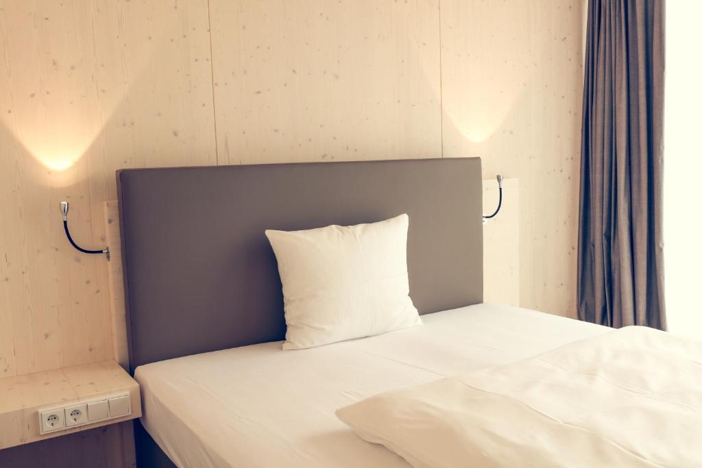 Postel nebo postele na pokoji v ubytování Klingenstein AKZENT Hotel Wirtshaus Brauerei
