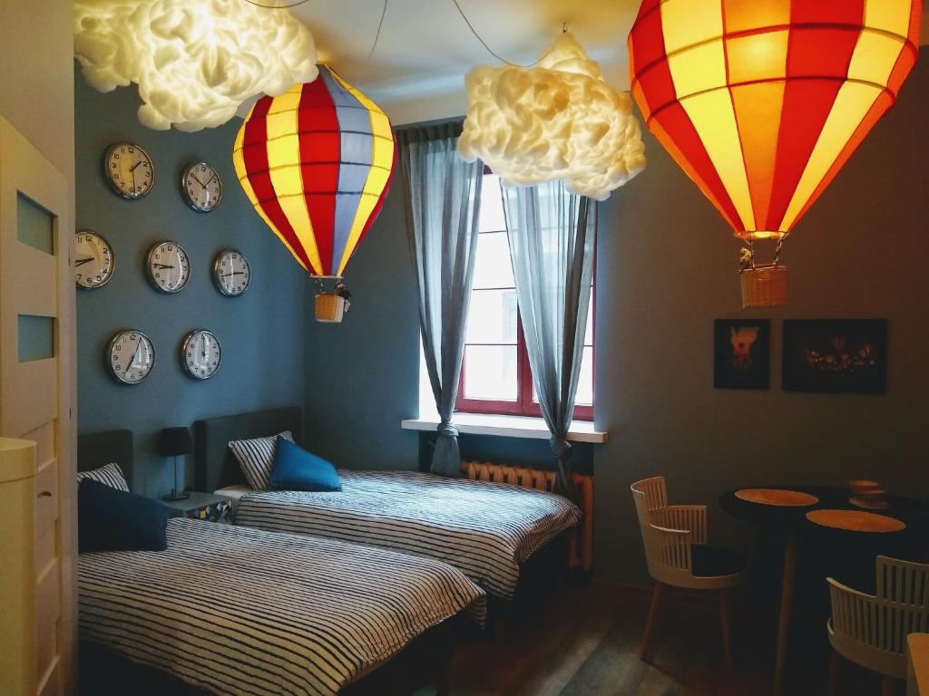2 camas en una habitación con globos de aire caliente en Sztukmistrz Magician Art Rooms, en Lublin