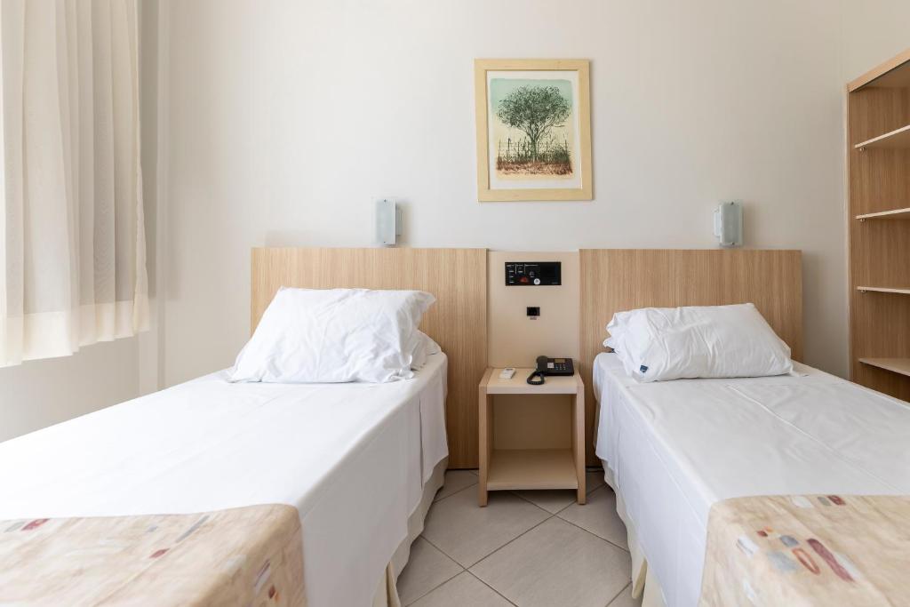 Giường trong phòng chung tại Sagres Praia Hotel