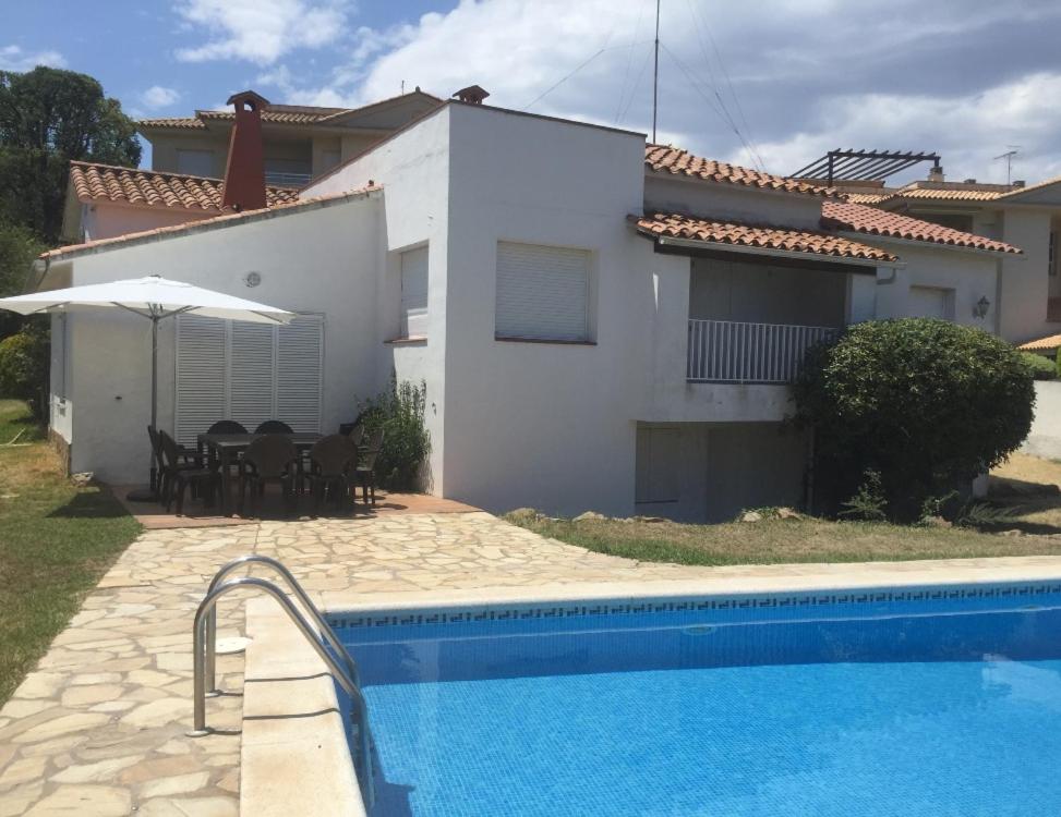 The swimming pool at or close to La Casita