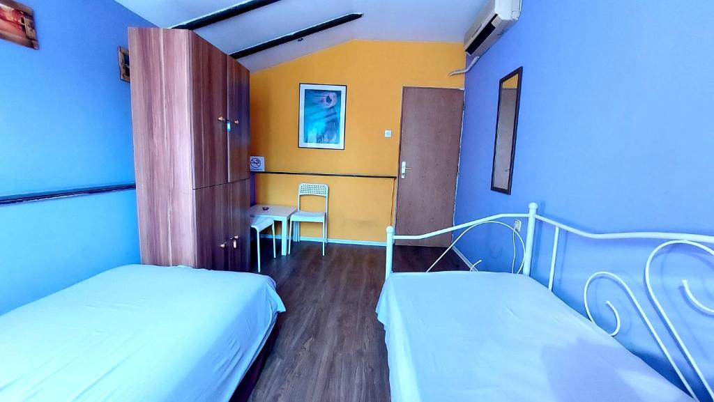 Postel nebo postele na pokoji v ubytování Shanti Hostel